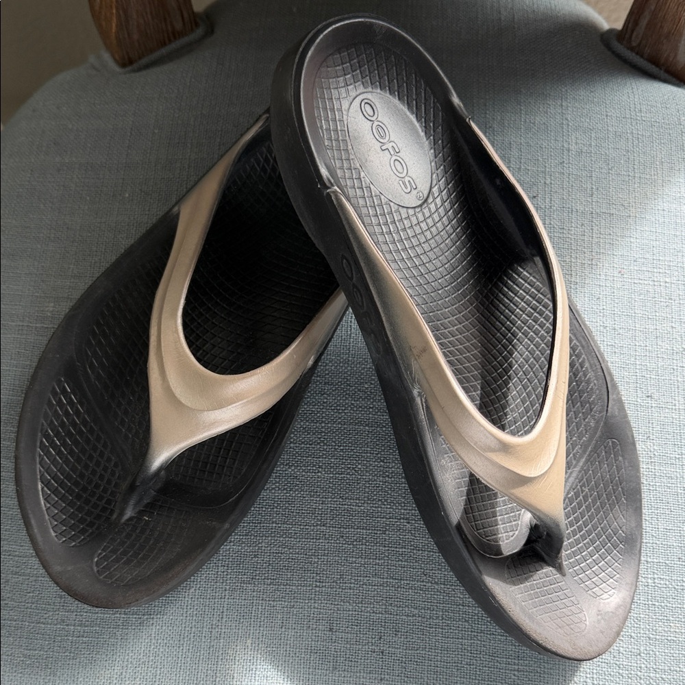 OOFOS Women's Sandals in Black and Tan - Picture 2 of 9